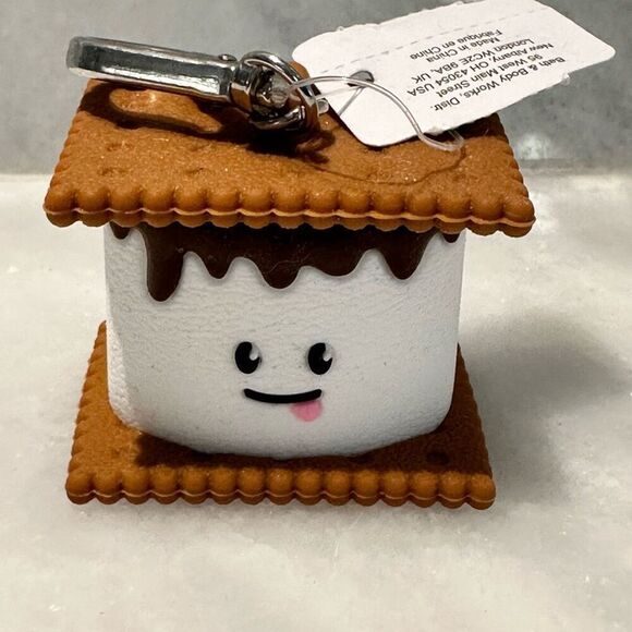 Bath & Body Works Smorrs Cracker Marshmallow Pocketbac Holder Keychain Dispenser - Picture 1 of 4